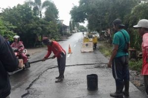 Viral Aspal Jalan di Ngawi Terkelupas Diterjang Banjir