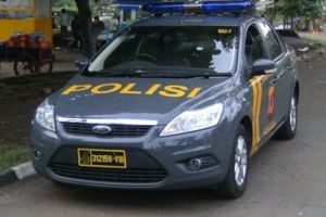 Mainkan Sirene “Tot-Tot” Sambil Nyengir, Polisi Ini Dipatsus