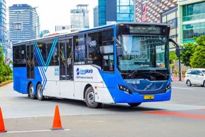 Bus Transjakarta Tersangkut di Rel karena Jalan Rusak, Penumpang Berlarian Turun