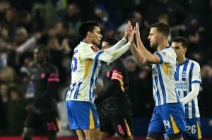 Pemain Brighton Merayakan Gol