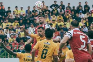 Pemain Barito Putera dan Semen Padang berduel di lapangan