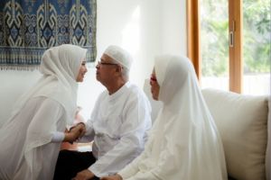 Apakah Anak yang Menikah Wajib Menafkahi Orang Tua? Pahami Hukum dalam Islam