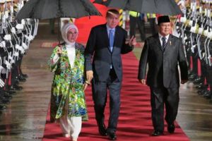 Dibawah Guyuran Hujan Jakarta, Prabowo Sambut Erdogan Mesra Sepayung