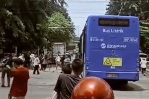 Viral Penumpang TransJakarta Panik Berhamburan, Bus Terjebak di Rel