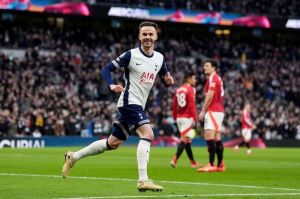 Pemain Tottenham sedang Berselebrasi