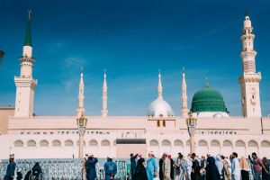 Hukum Berbicara Keras Di Masjid