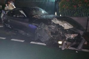 Mobil Toyota Supra tabrak tiang lampu di Bunderan HI, Jakarta Pusat