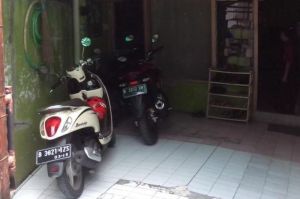 Halaman rumah Ana yang digunakan sebagai lahan parkir bagi pengendara motor.(Jessi Carina)