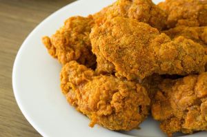 Ilustrasi fried chicken atau ayam goreng tepung.(Dok. Freepik/aopsan)