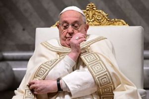 Paus Fransiskus saat menghadiri ibadah malam di Basilika Santo Petrus, Vatikan, 1 Februari 2025.(AFP/TIZIANA FABI)