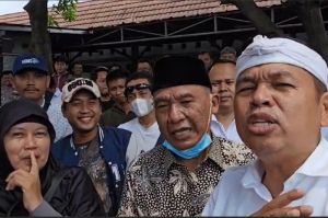 Gubernur Jawa Barat Dedi Mulyadi berkumpul dengan sejumlah warga Subang yang menunggak pajak kendaraan bermotor di Samsat setempat, Kamis (20/1/2025).(tangkap layar video Dedi Mulyadi)