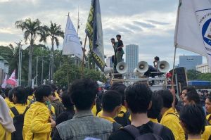 Ratusan massa aksi tolak RUU TNI di depan Gedung DPR yang semakin malam, situasi semakin panas(Rachel Farahdiba R)