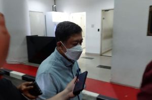 Eks Direktur Utama PT Pertamina Patra Niaga, Alfian Nasution saat keluar dari Gedung Kartika Kejaksaan Agung, Jakarta, Jumat (21/3/2025). (Shela Octavia)  Artikel ini telah tayang di Kompas.com dengan