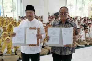 Menteri Sosial, Saifullah Yusuf (Gus Ipul) saat melakukan kunjungan ke SMA Unggulan CT Arsa Foundation Sukoharjo pada Minggu (23/3/2025).(Dok. Kemensos)