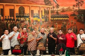 Para pengurus pusat Satgas Cakra Buana Partai Demokrasi Indonesia Perjuangan (PDI-P) menggelar acara silaturahmi dan buka puasa bersama di sebuah restoran,di Jakarta Pusat