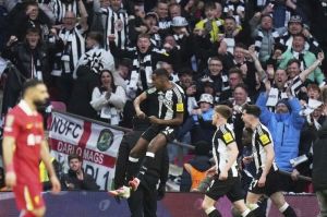 Alexander Isak merayakan golnya di final Carabao Cup 2024/2025 antara Liverpool vs Newcastle (c) AP Photo/Alastair Grant