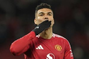 Casemiro melemparkan ciuman ke arah suporter usai laga Manchester United vs Real Sociedad di Liga Europa, Jumat (14/3/2025) dini hari WIB. (c) AP Photo/Dave Thompson