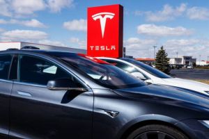 Tesla Terpuruk di China: Elon Musk Terhimpit Regulasi & Geopolitik