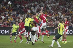 Jay Idzes menanduk bola di laga Australia vs Timnas Indonesia di Sydney Football Stadium, Kamis (20/03/2025). (c) AP Photo/Mark Baker