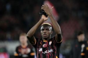 Victor Osimhen memberikan applaused kepada fans Galatasaray di laga Liga Europa 2024-2025 melawan AZ Alkmaar, 28 November 2024 lalu. (c) AP Photo/Patrick Post