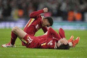 Ekspresi kecewa Jarell Quansah & Curtis Jones di final Carabao Cup antara Liverpool vs Newcastle, Minggu (16/3/2025). (c) AP Photo/Alastair Grant