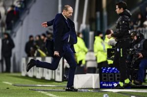 Ekspresi kekecewaan Massimiliano Allegri di laga Juventus vs Atalanta di pekan ke-28 Serie A 2023/24 di Allians Arena, Senin (11/3/2024). (c) Marco Alpozzi/LaPresse via AP Photo