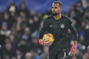 Kiper Chelsea Robert Sanchez. (c) AP Photo/Kin Cheung