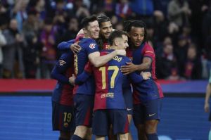 Penyerang Barcelona Robert Lewandowski (kiri) merayakan gol keempat timnya dalam laga La Liga melawan Real Sociedad, Minggu (2/3/2025) malam WIB. (c) AP Photo/Joan Monfort