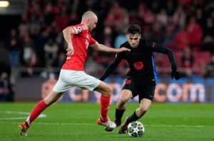 Aksi Pedri dalam laga Liga Champions antara Benfica vs Barcelona, Kamis (6/3/2025).