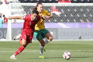 Duel Jackson Irvine dan Marselino Ferdinan di laga 16 besar Piala Asia 2023 Australia vs Timnas Indonesia, Minggu (28/1/2024). (c) AP Photo/Aijaz Rahi