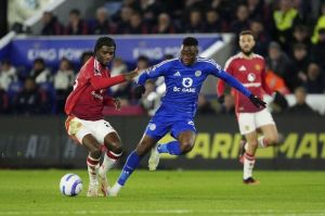 Bek Manchester United, Ayden Heaven berebut bola dengan penyerang Leicester, Patson Daka. (c) Martin Rickett/PA via AP