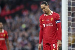 Ekspresi Virgil van Dijk pada laga final Carabao Cup 2024/2025 (c) AP Photo/Scott Heppell