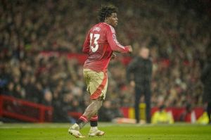 Patrick Dorgu beraksi dalam laga Premier League 2024/2025 antara Manchester United vs Ipswich Town di Old Trafford, Kamis (27/2/2025) dini hari WIB. (c) AP Photo/Dave Thompson