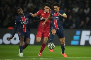 Pemain Liverpool, Luis Diaz (tengah) berebut bola dengan dua pemain PSG, Willian Pacho dan Marquinhos. (c) AP Photo/Christophe Ena