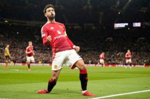 Selebrasi Bruno Fernandes dalam laga Liga Europa antara Manchester United vs Real Sociedad, Jumat (14/3/2025). (c) AP Photo/Dave Thompson