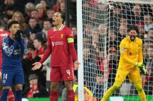 Aksi Virgil van Dijk di laga Liga Champions antara Liverpool vs PSG, Rabu (12/3/2025). (c) AP Photo/Jon Super