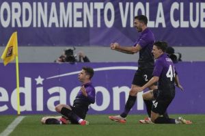 Selebrasi Robin Gosens (kiri) bersama pemain Fiorentina setelah mencetak gol ke gawang Juventus di Artemio Franchi stadium. (c) Alfredo Falcone/LaPresse via AP