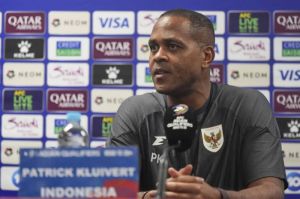 Pelatih Timnas Indonesia, Patrick Kluivert dalam konferensi pers jelang lawan Timnas Australia di Kualifikasi Piala Dunia 2026 zona Asia. (c) AP Photo/Mark Baker