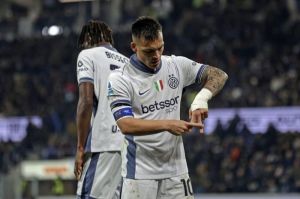 Lautaro Martinez merayakan gol dalam laga Atalanta vs Inter Milan di Serie A, Minggu (16/3/2025) malam WIB. (c) Stefano Nicoli/LaPresse via AP