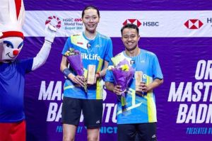 Rehan dan Gloria mendapatkan hadiah sebagai runner-up