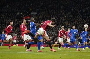 Harry Maguire menanduk bola ke gawang Leicester City, Sabtu (8/2/2025) (c) AP Photo/Dave Thompson