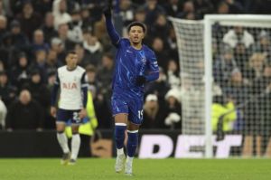 Jadon Sancho melakukan selebrasi setelah mencetak gol pertama Chelsea dalam laga Premier League melawan Tottenham, Minggu (8/12/2024) WIB. (c) AP Photo/Ian Walton