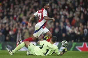 Raheem Sterling mencoba mencetak gol melewati kiper Walter Benitez dalam laga Arsenal vs PSV Eindhoven di Liga Champions, Kamis (13/3/2025) dini hari WIB. (c) AP Photo/Alastair Grant