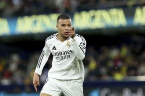 Kylian Mbappe merayakan gol kedua Real Madrid dalam laga Villarreal vs Real Madrid di La Liga, Minggu (16/3/2025) dini hari WIB. (c) AP Photo/Alberto Saiz