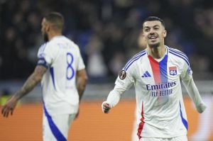 Georges Mikautadze (kanan) merayakan gol ketiga Lyon ke gawang FCSB dalam laga leg kedua babak 16 besar Liga Europa, Jumat (14/3/2025) dini hari WIB. (c) AP Photo/Laurent Cipriani