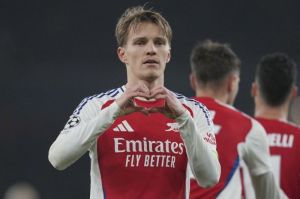 Selebrasi Martin Odegaard saat Arsenal melawan Dinamo Zagreb di Liga Champions. (c) AP Photo/Kin Cheung