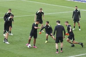 Pemain Timnas Australia menjalani sesi latihan tim menjelang laga melawan Timnas Indonesia di Sydney Football Stadium. (c) AP Photo/Mark Baker