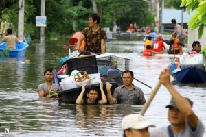 Alas Kaki Aman untuk Dikenakan Saat Banjir Menurut Dokter Kulit