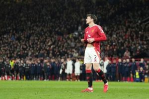 Ekspresi kekecewaan Victor Lindelof dalam babak adu penalti putaran kelima FA Cup 2024/2025 Manchester United vs Fulham, Minggu (2/3/2025). (c) AP Photo/Jon Super