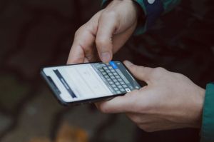 Ilustrasi HP. Cara Cek HP Support e-SIM untuk Samsung, Huawei, Xiaomi, Oppo, dan iPhone(Unsplash)